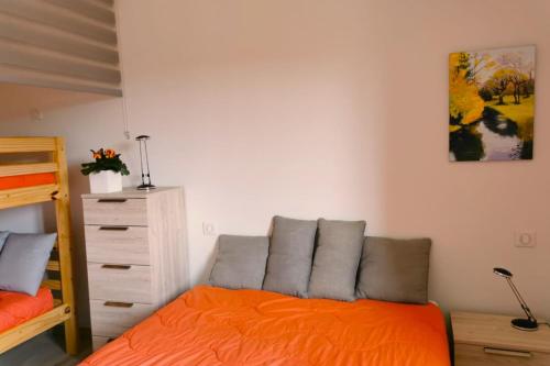 Ένα ή περισσότερα κρεβάτια σε δωμάτιο στο Gîte de l'Ouvroir