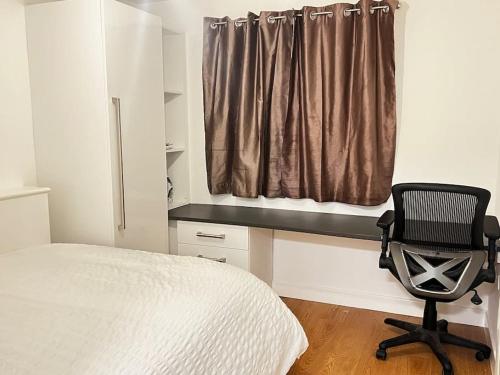 מיטה או מיטות בחדר ב-Relax in this cosy Haven near Glenfield and Royal Infirmary Hospitals