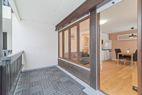 a living room with a hallway with a dining room at Appartement calme et accueillant à Charmey in Charmey