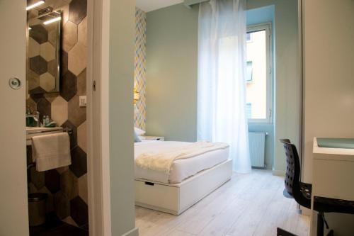 Habitación pequeña con cama y baño. en Arezzo 38, en Roma
