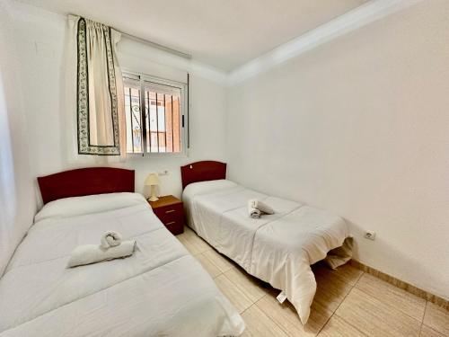 Un pat sau paturi într-o cameră la Apartamento Costa Marina Ii Ref 020