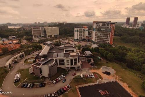 une vue aérienne sur une ville avec de grands bâtiments dans l'établissement HB1511-Cyberjaya-Netflix-Wifi-Parking-Pool , 3089, à Cyberjaya