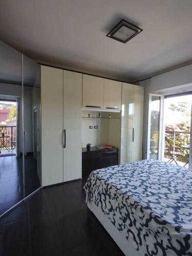a bedroom with a bed with a blue and white blanket at Bilocale luminoso e accogliente zona Marche in Milan