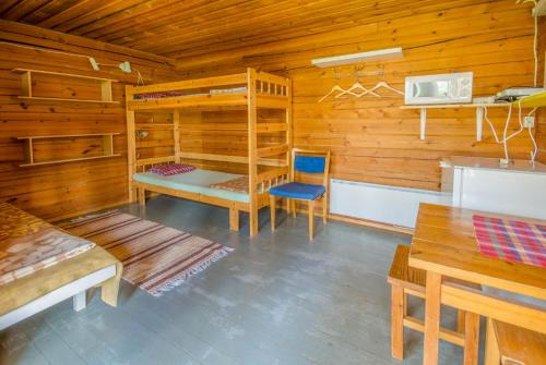 Cabaña con litera, mesa y silla en Ahvenlampi Camping Hostel, en Saarijärvi