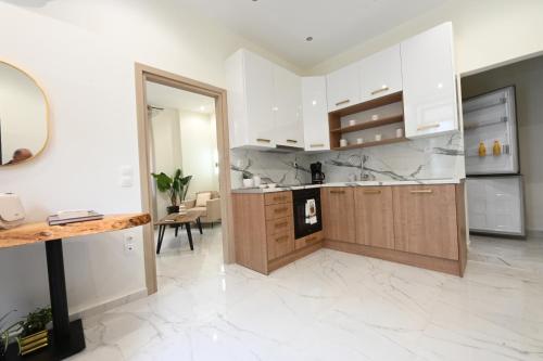een keuken met witte kasten en een aanrecht bij Modh Patras City Centre - Entire flat in Patra