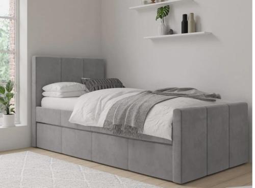 un letto in una camera con struttura grigia di Walker Lodge a Oldbury