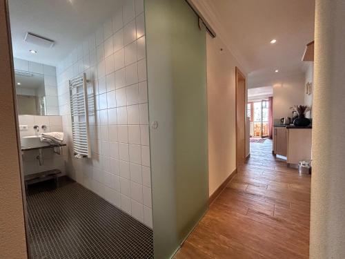 een badkamer met een wastafel en een spiegel bij Hillside One - Ski-In Ski-Out Apartments am Arlberg in Warth am Arlberg