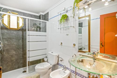 łazienka z toaletą i umywalką w obiekcie Sunflower Alhambra w mieście Santa Pola