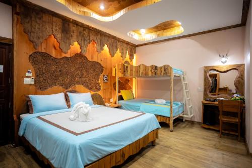 sypialnia z łóżkiem ze słoniem w obiekcie Tamnanpar Resort w mieście Ban Phe
