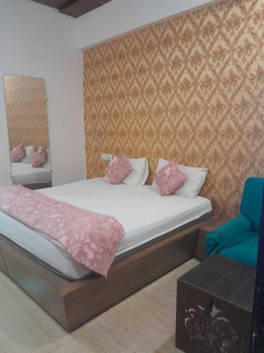 Katil atau katil-katil dalam bilik di Hotel O Shubkamna