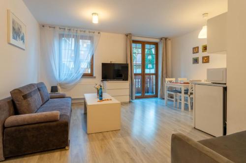 Kuchyň nebo kuchyňský kout v ubytování Apartament Spokojna Przystań w centrum z prywatnym parkingiem - by SpaceApart