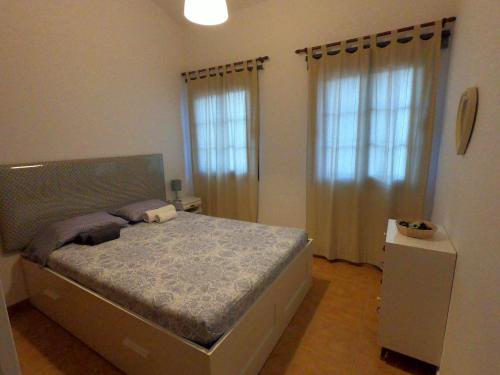 1 dormitorio con 1 cama y 2 ventanas en Mencey, en San Miguel de Abona