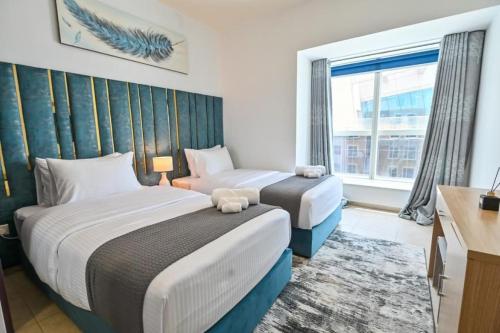 Un pat sau paturi într-o cameră la 54 Floor Palm & Sea View Dubai Marina. LUX / NEW