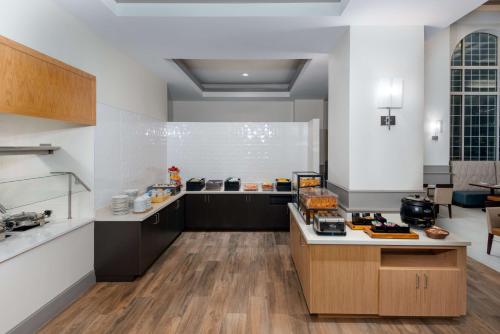 Nhà bếp/bếp nhỏ tại Hilton Garden Inn Charlotte Uptown