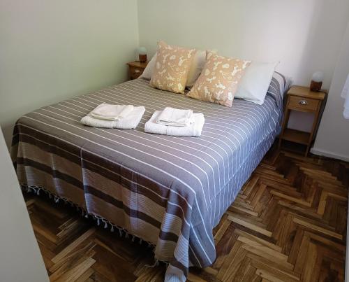 um quarto com uma cama com duas toalhas em Hermoso departamento en el corazón de Palermo Soho em Buenos Aires