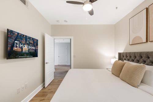 TV a/nebo společenská místnost v ubytování Spacious 4-Bed Condo steps from French Quarter