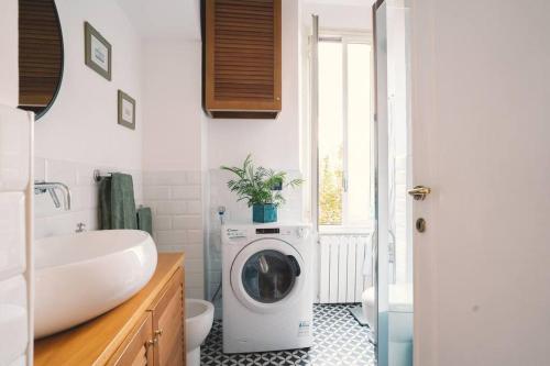 a bathroom with a washing machine and a sink at Vaticano/Trastevere Floreal Suite in Rome