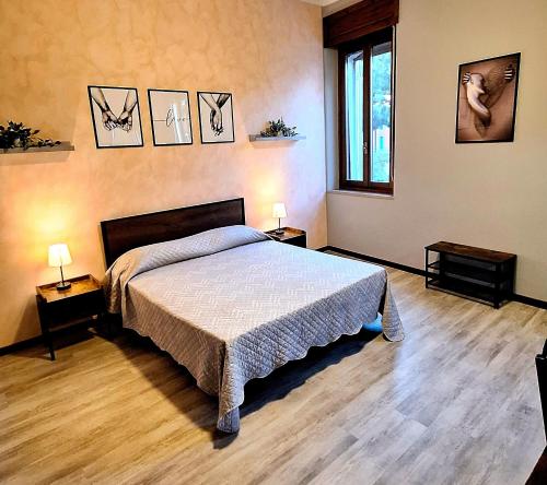 sypialnia z łóżkiem i dwoma lampami na dwóch stołach w obiekcie Civic153 - Al Glicine Apartments w Weronie
