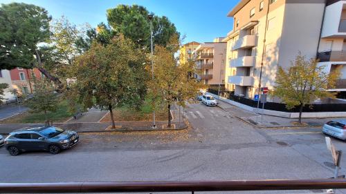 una calle de ciudad vacía con coches aparcados en la carretera en Civic153 - Al Glicine Apartments en Verona
