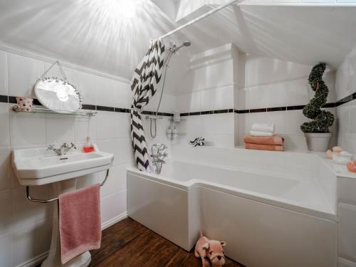 uma casa de banho branca com uma banheira e um lavatório em 2 Bed in Grange Over Sands 78871 em Grange Over Sands