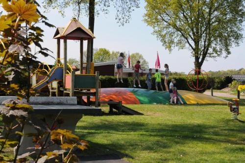 um parque com um parque infantil com pessoas num escorrega em Camping de Meibeek em Ruurlo