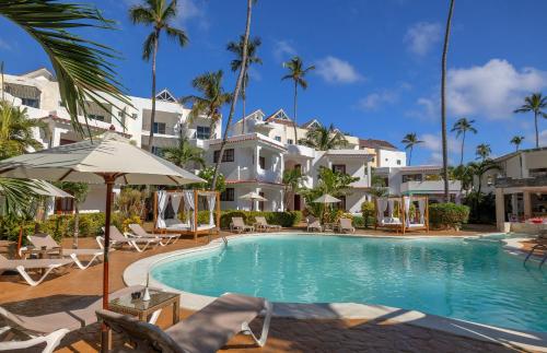 una piscina frente a un gran edificio blanco en whala!bávaro - All Inclusive, en Punta Cana