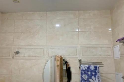 baño con espejo y lavabo en VIP apart 552, en Tiflis