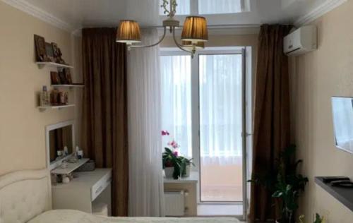 1 dormitorio con ventana, 1 cama y 1 ventana con en VIP apart 552, en Tiflis