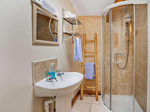 a bathroom with a sink and a shower at 2 bed in Llangenny BN316 in Llangenny