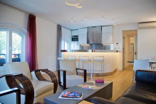 un salon avec un canapé et une table dans l'établissement TASTY LUXURY 3 BEDROOM FULL VIEW SEINE-NOTRE DAME, à Paris