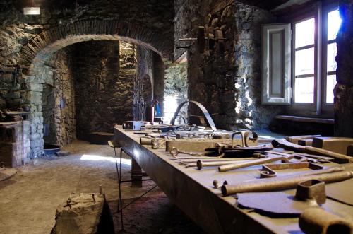 a room with a bunch of tools on a table at Gli Aristogatti in Campo Tizzoro