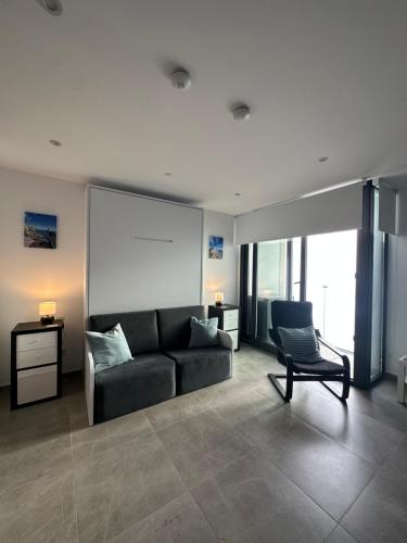 sala de estar con sofá y silla en E1 Apartment High Level Sea View en Gibraltar