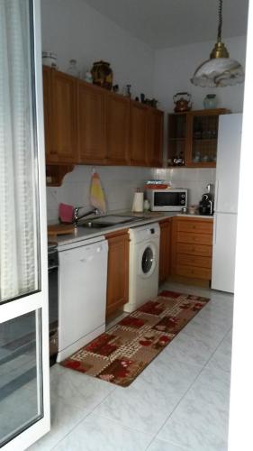 a kitchen with a stove and a washing machine at Appartamento Cavour 15 in Bogliasco