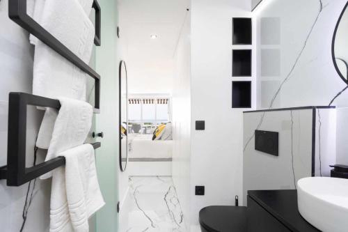 une salle de bain avec un lavabo blanc et un miroir dans l'établissement Lujo Borinquen 403 Vista al mar, à Playa de Fañabé
