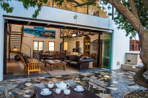 ein Wohnzimmer mit Couch und Tisch in der Unterkunft Grootvlei Guest Farm in Lambertʼs Bay