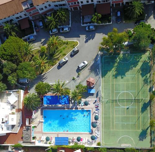 een uitzicht over een zwembad op een parkeerplaats bij Trilocale 30 Residence La Giungla in Falerna Marina