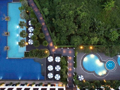 uma vista superior de uma piscina num resort em Grand Mercure Bali Seminyak em Seminyak