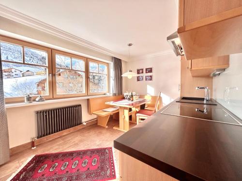 Cucina o angolo cottura di Haus Wallis by stayFritz - Ski-In Ski-Out Apartments am Arlberg