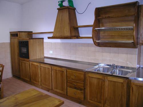 een keuken met een wastafel en een magnetron bij Rifugio Nido del Biancone in Bosio