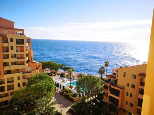 uma vista aérea do oceano a partir de um edifício em Columbus Hotel Monte-Carlo, Curio Collection by Hilton em Monte Carlo