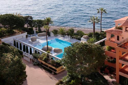 uma vista aérea de um resort com uma piscina em Columbus Hotel Monte-Carlo, Curio Collection by Hilton em Monte Carlo