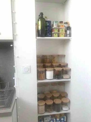 d'un réfrigérateur rempli de nourriture et d'épices. dans l'établissement La parenthèse lyonnaise, à Lyon
