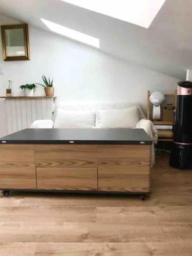 une chambre avec un lit et une commode en bois dans l'établissement La parenthèse lyonnaise, à Lyon