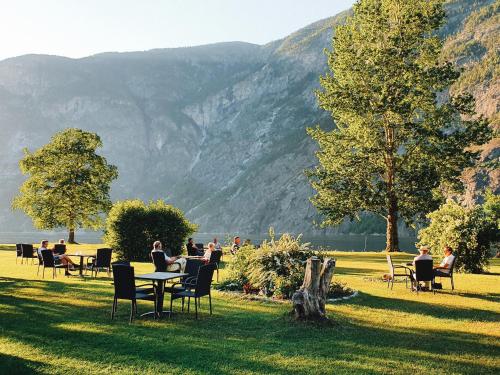 een groep mensen die aan tafels in een veld zitten bij Lærdal Hotel in Lærdalsøyri