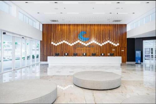 eine Lobby mit Rezeption in einem Gebäude in der Unterkunft Salinas Exclusive Resort in Salinópolis