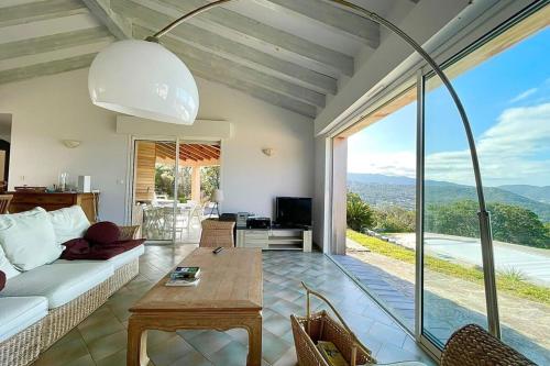 Photo de la galerie de l'établissement Villa à Pietrosella - Piscine, Vue Mer, Jardin & WiFi, à Pietrosella