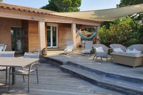 Photo de la galerie de l'établissement Villa à Pietrosella - Piscine, Vue Mer, Jardin & WiFi, à Pietrosella