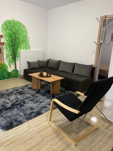 uma sala de estar com um sofá e uma mesa de centro em Bakopoulos Resort Ένα όμορφο και ήσυχο διαμέρισμα στα Τρίκαλα em Trikala