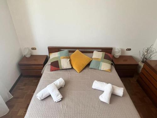 Vittuone的住宿－Grace's House - Milan & Rho Fiera，一张带枕头的床上,上面有两条白色毛巾