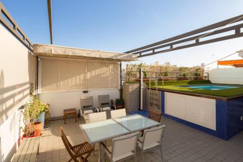 - un balcon avec une table et des chaises dans un bâtiment dans l'établissement Veoapartment Relator Terraza, à Séville
